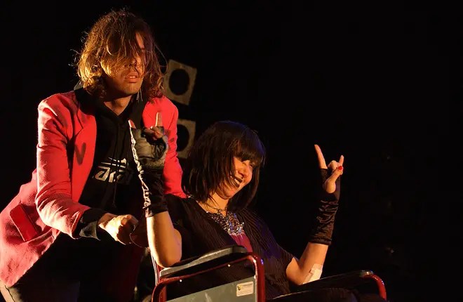 Karen O de Yeah Yeah Yeahs y Angus Andrew en Sydney, Australia, Octubre 2003. Foto: Bob King/Redferns/Getty Images